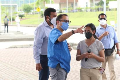 El ministro Mauro Falconí en la inauguración de la vacunación a adultos mayores en Guayaquil.