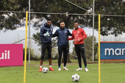 El portero estelar, Alexander Domínguez (i), entrenó junto a Galíndez y Ortiz.