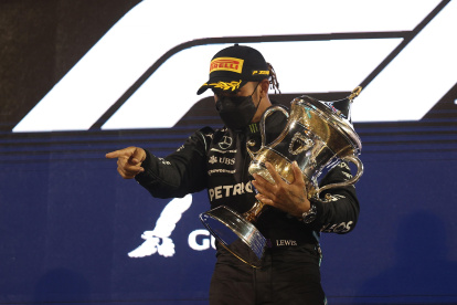 Autoridad. Hamilton celebró su victoria en el podio de Baréin donde si bien no era el favorito supo manejar una estrategia que resultó.