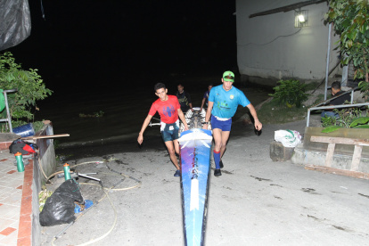 Trabajo. Los remeros de Mafer atracando a las 06:00 en las calles Malecón  y La Ría.