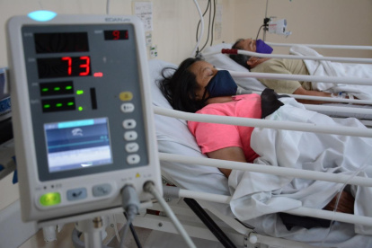 Las casas de salud públicas y privadas registran un incremento de paciente infectados. Hay unas 65 personas esperando una Unidad de Cuidados Intensivos.