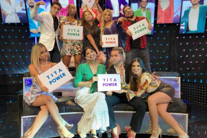 Fabiola Véliz (esquina izquierda) con sus excompañeros.