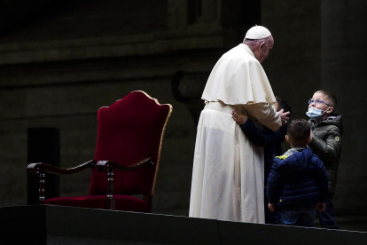 Debido a la pandemia el Papa celebró el ritual católico en la Plaza de San Pedro vacía.