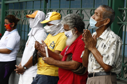 Referencial. En 2020, por la pandemia los ecuatorianos celebraron los rituales religiosos vía telemática.