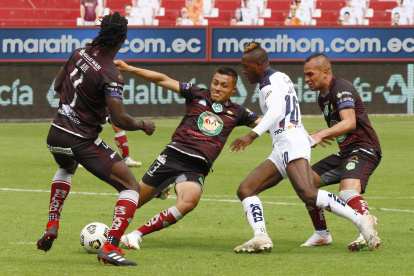Carlos Feraud, volante de Mushuc Runa, tomó la camiseta de Jhojan Julio dentro del área. Aunque el jugador albo reclamó, el juez central determinó que esa acción no ameritaba señalar un tiro penal.