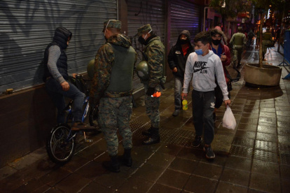 Control. Los policías y militares podrán realizar operativos hasta antes de la medianoche de este viernes.