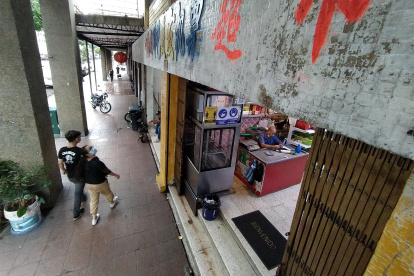 Los chinos han abierto en el sector de la bahía desde tiendas y servicios hasta restaurantes con un menú especial para chinos.