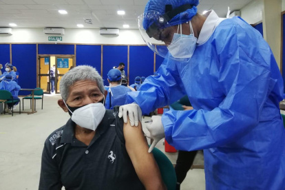 Adultos mayores y personas con discapacidad se están vacunando este 13 de abril en dos de los puntos de vacunación administrados por el Municipio de Guayaquil.