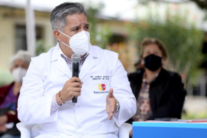 Camilo Salinas indicó que más de 100 personas se mantienen en cerco epidemiológico tras la detección del primer caso.