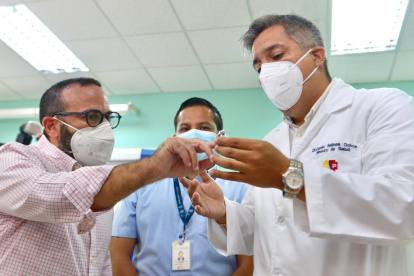 Jorge Wated y el ministro de Salud, Camilo Salinas, en un recorrido por uno de los centros del Plan Vacunarse.