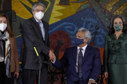 El presidente electo, Guillermo Lasso, junto al presidente saliente, Lenín Moreno, durante los saludos protocolares.