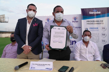 Acuerdo. El alcalde Dalton Narváez (d) y un representante de Sercobe.