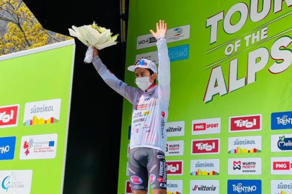 El ecuatoriano con el maillot blanco final que lo hace el campeón de los jóvenes.