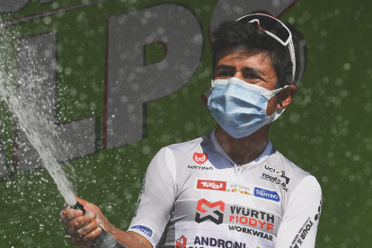 El ecuatoriano celebró con champán el título de campeón de los jóvenes del Tour de los Alpes.