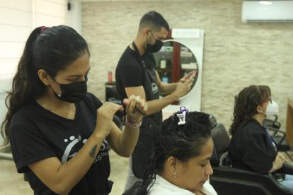 NEGOCIOS COMO TIENDAS, COMIDA RAPIDA Y PELUQUERIAS ESTAN ASUSTADO POR LA BAJOS INGRESOS MAS EL TOQUE DE QUEDA TIENEN MIEDO DE CERRAR SUS NEGOCIOS 23 DE ABRIL DEL 2021 GUAYAQUIL-ECUADOR