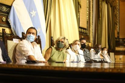 El vicealcalde Josué Sánchez, la alcaldesa Cynthia Viteri y otros funcionarios.