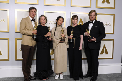 Los productores Peter Spears, Frances McDormand, Chloe Zhao, Mollye Asher y Dan Janvey, ganadores del premio a la mejor película por "Nomadland", posan en la sala de prensa.