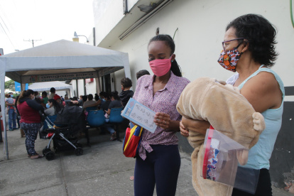 Andrea Rojas, madre de Familia, encontró ayer una dosis de pentavalente después de recorrer por un mes centros de salud de MSP.