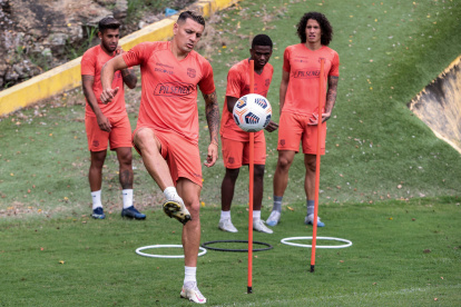 Carlos Garcés (c), será titular este miércoles 28 de abril frente al The Strongest.