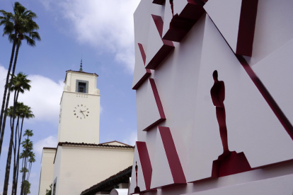 Los Angeles (Usa), 24/04/2021.- An Oscar statue design on a red carpet backdrop at Union Station, one of the locations for the 93rd Academy Awards in Los Angeles, California, USA, 24 April 2021. (Estados Unidos) EFE/EPA/Chris Pizzello / POOL Los Angeles prepares to host 93rd Academy Awards