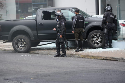 Dentro de esta camioneta negra, la Policía encontró el cuerpo sin vida de la víctima.