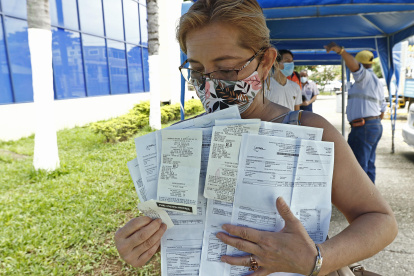 Caso. Una de las usuarias afectadas muestra las facturas que reflejan el incremento en el valor a pagar.