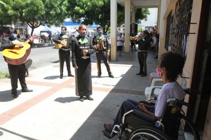 Un grupo de mariachis dando una serenata por el día de la madre en mayo del 2020.
