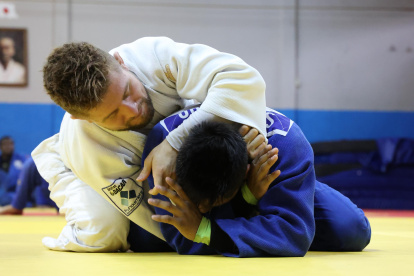 Preciado (arriba) aplica una llave a Steeven Morocho, durante una de las prácticas. Morocho en 2022 tomará la posta de Preciado en los -60kg porque subirá a los -66kg.