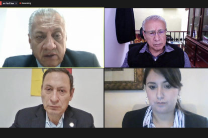 Desacuerdo. Fernando Flores, René Yandún, César Carrión y la secretaria de la Comisión de Soberanía. Carrión fue el único que se opuso al informe.