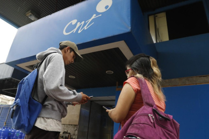 Imagen referencial. Una de las agencias de la Corporación Nacional de Telecomunicaciones, en Guayaquil.