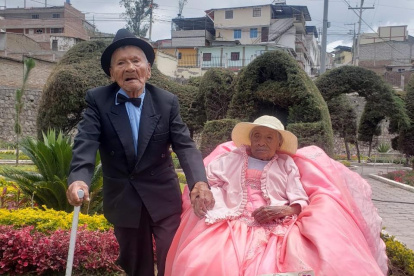 Don Ángel junto Florinda. Son novios.
