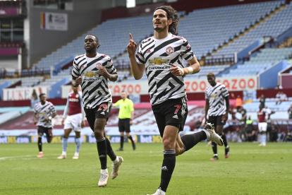 Edinson Cavani (c) marcó el último gol en el choque ante Aston Villa.