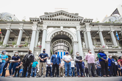 Empleados municipales, durante la preparación de una campaña contra la pandemia.