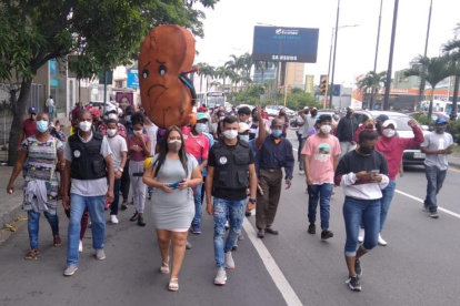 Acción. Una de las marchas de pacientes y centros de diálisis en Guayaquil.