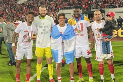 El delantero ecuatoriano, Jordy Caicedo, festeja con la Bandera de Ecuador después de conseguir el título.