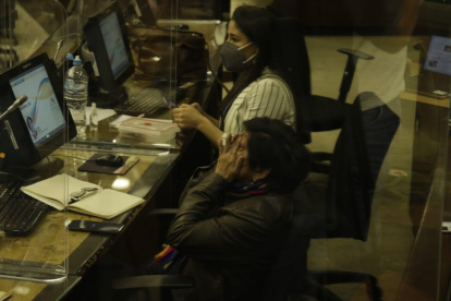 Reacción. Bertha Sánchez, legisladora de Pachakutik, rompió a llorar después de ser presionada para votar.