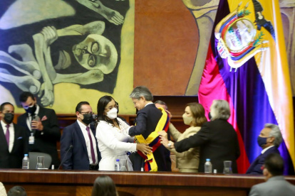 La presidenta de la Asamblea, Guadalupe Llori, coloca la banda presidencial a Guillermo Lasso.