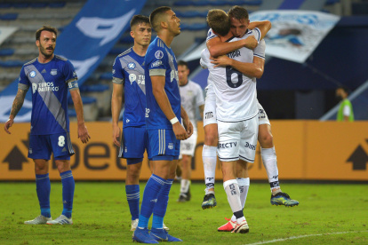 Los jugadores de Emelec lucen desconsolados tras el 1-4 definitivo ante Talleres.