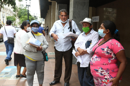 Algunos de los usuarios de CNEL que reclamaron al pie de la Defensoría del Pueblo por facturas altas.