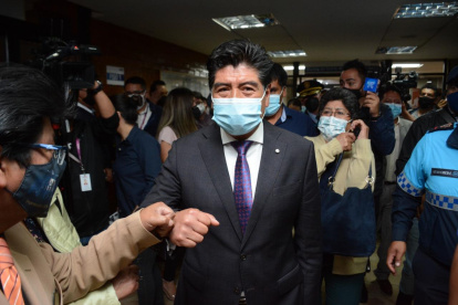 Receso. Tras el fracaso del primer intento de remoción, el alcalde de la capital abandona su despacho y da la cara. Luego la volvería a guardar.