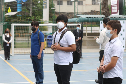 Desde muy temprano, en la Unidad Educativa Delfos, ubicada en el norte de la ciudad, madres y padres llegaron con sus hijos a quienes les recordaron que debían permanecer con la mascarilla puesta.