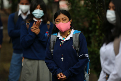 Estudiantes retornan a las aulas con mascarillas y distanciamiento físico.