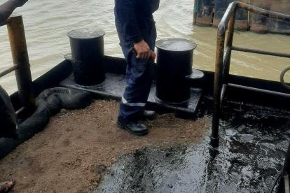 Mancha. Se ve el combustible que se regó en cubierta y contaminó al río.