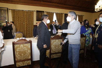 Presidente Guillermo Lasso se reunió con representantes del transporte en la presidencia.