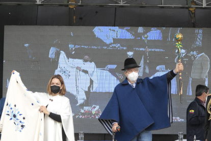 El presidente Lasso recibió otro bastón de mando por parte de la comunidad.