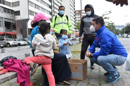 Actividad. Una pareja y sus pequeñas venden productos en la av. Naciones Unidas