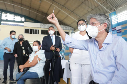 El Presidente Lasso tras recibir la vacuna.