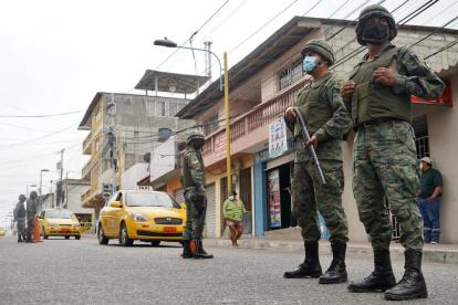Personas de las Fuerzas Armadas realizan controles en las calles de La Libertad.