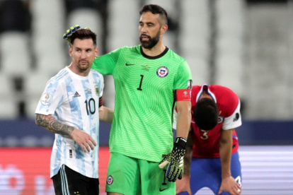 Lionel Messi, delantero de Argentina, saluda con el guardameta Claudio Bravo.