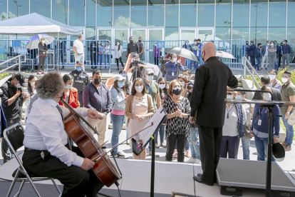 La sinfónica en un punto de vacunación en Quito.